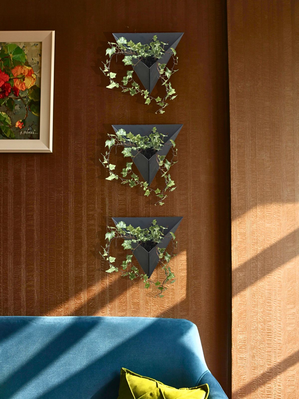 wizualizajca potrójnego kwietnika - doniczki mocowanej na ścianie