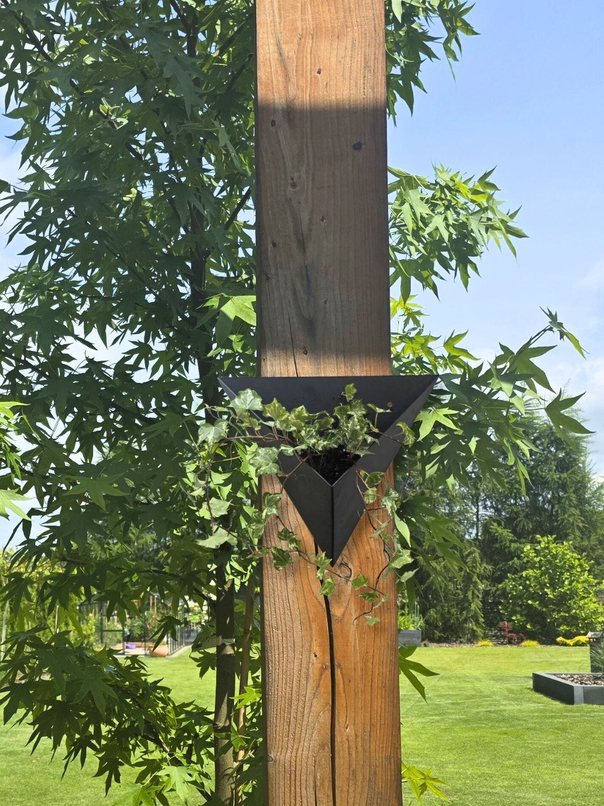 Pojedyńczy kwietnik - doniczka montowany na tarasie