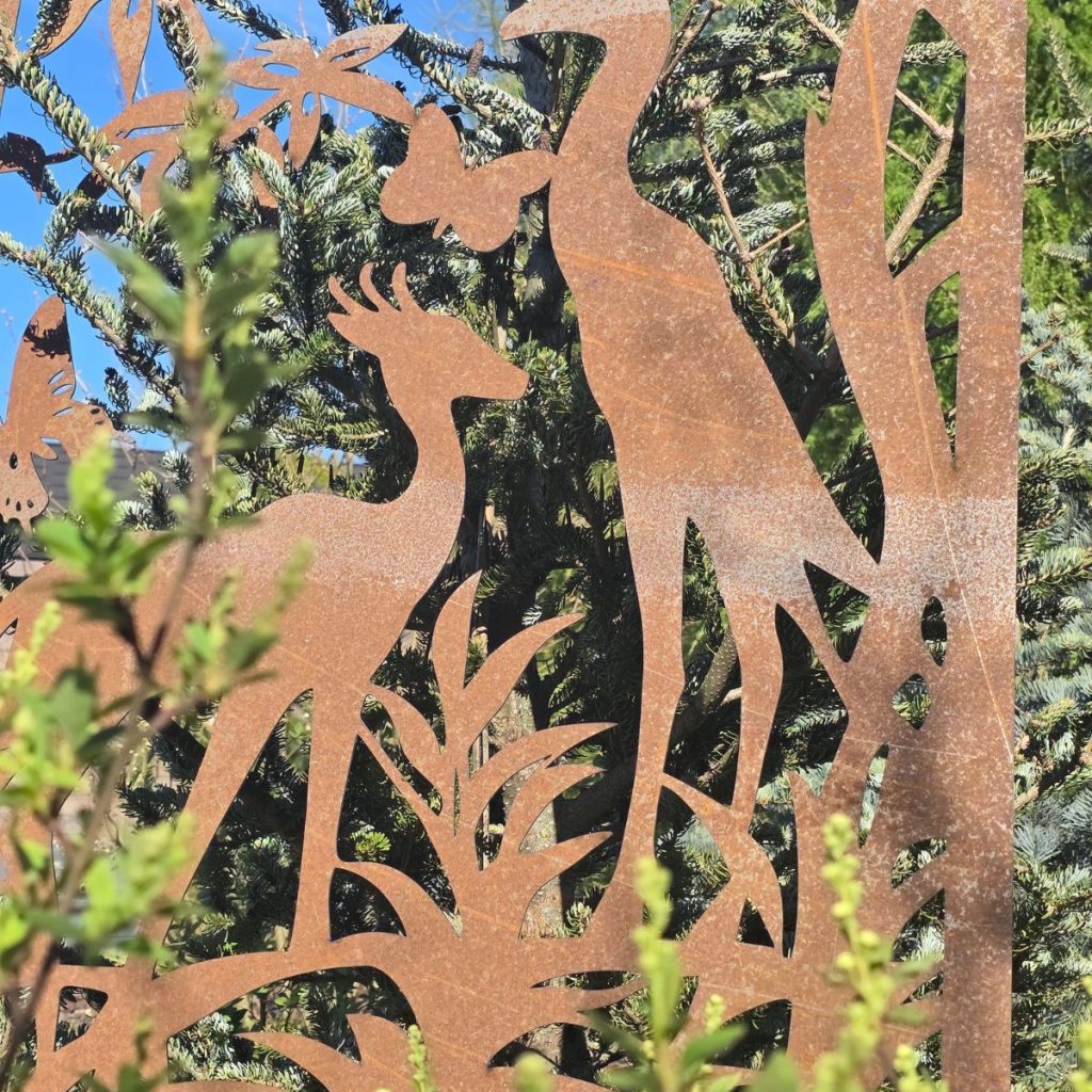 Zbliżenie na wycinany laserowo panel dekoracyjny w wersji corten
