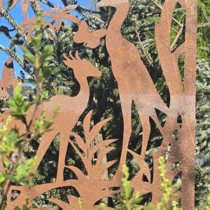 Zbliżenie na wycinany laserowo panel dekoracyjny w wersji corten