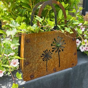 Zdjęcie przedstawia dekorację ogrodową - doniczkę w kształcie torebki