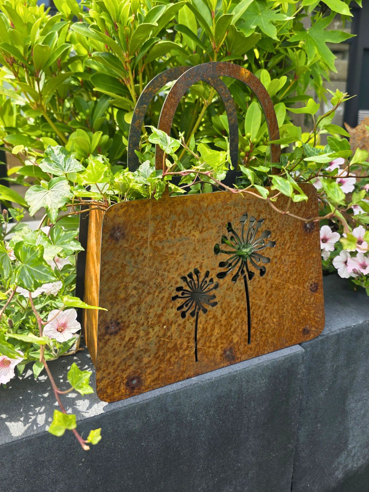 ozdobna-doniczka-w-ksztalcie-torebki-wykonana-z-cortenu