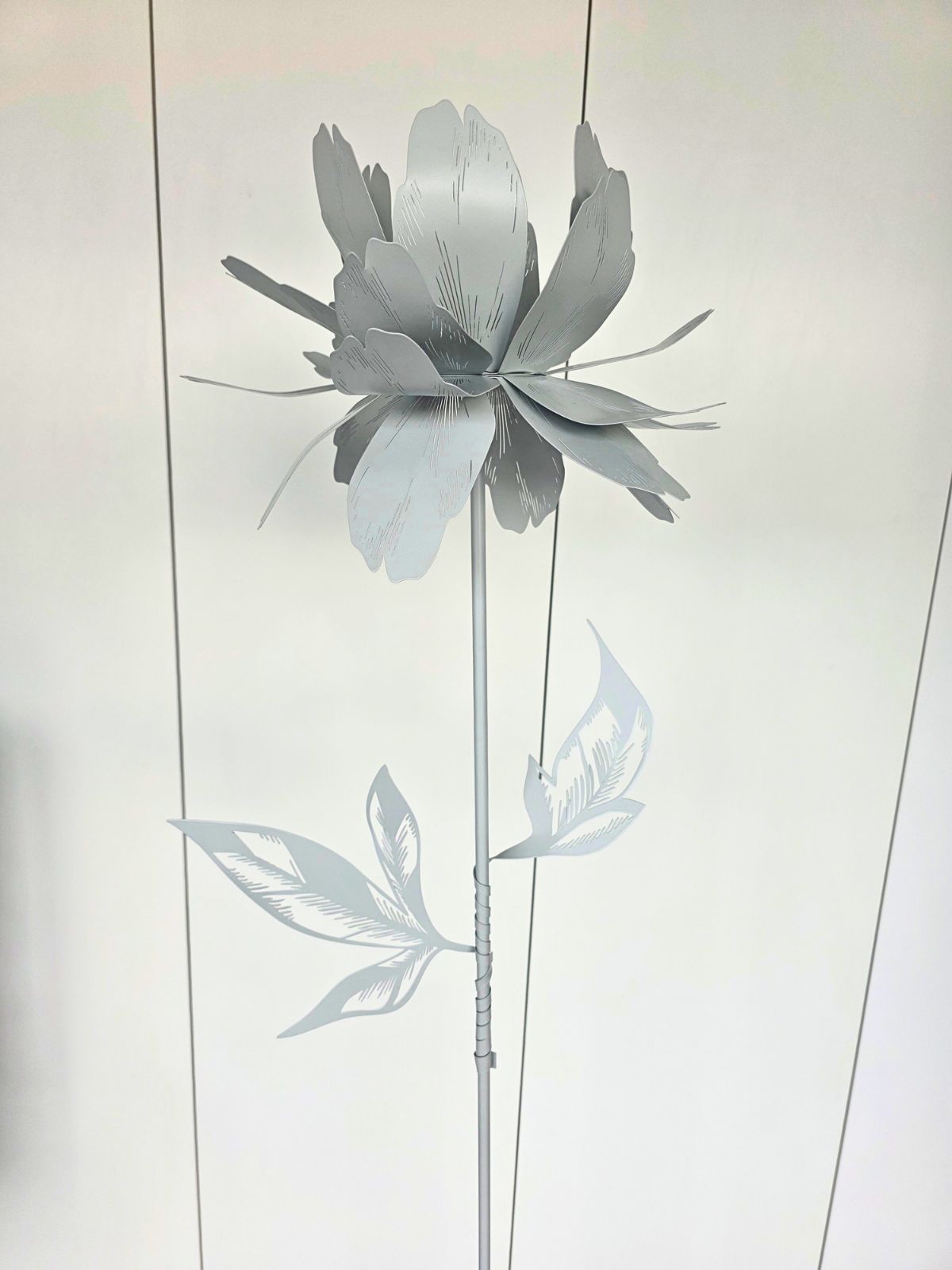 kwiat-metalowy-pojedynczy-dekoracja-na-tars-do-domu-i-do-ogrodu