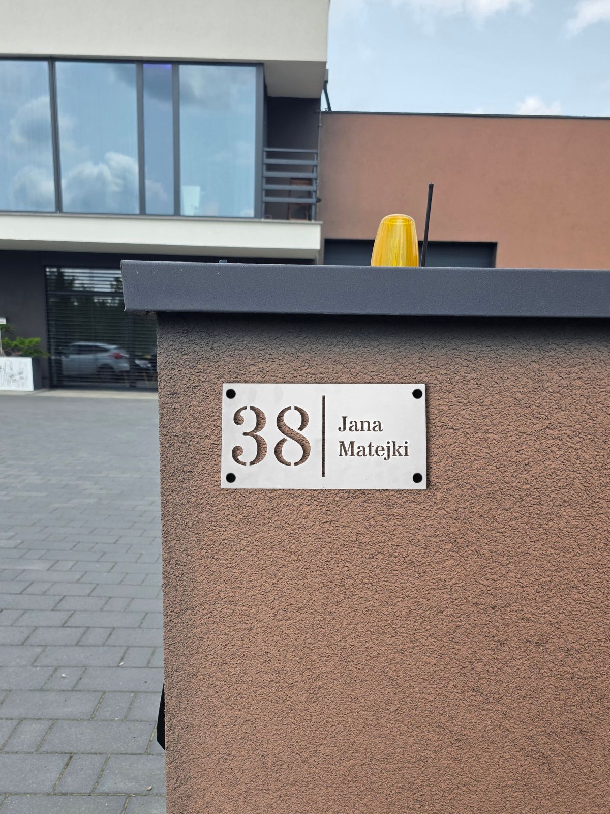 tabliczka-adresowa-wykonana-z-aluminium