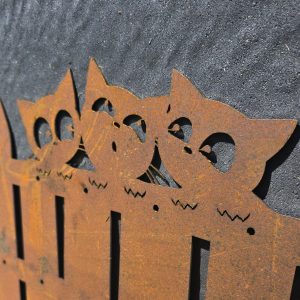 Ogrodowy płot dekoracyjny do oddzielenia trawnika od innej części podwórka. Wykonany z blachy corten.