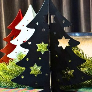 Dekoracja świąteczna w formie choinki z wyciętymi gwiazdkami