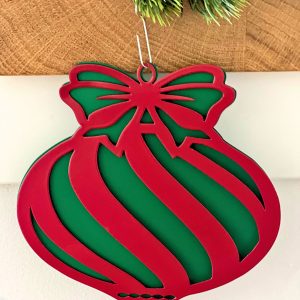 Zielono czerwona metalowa bombka na choinkę, schody, kominek i wiele innych miejsc