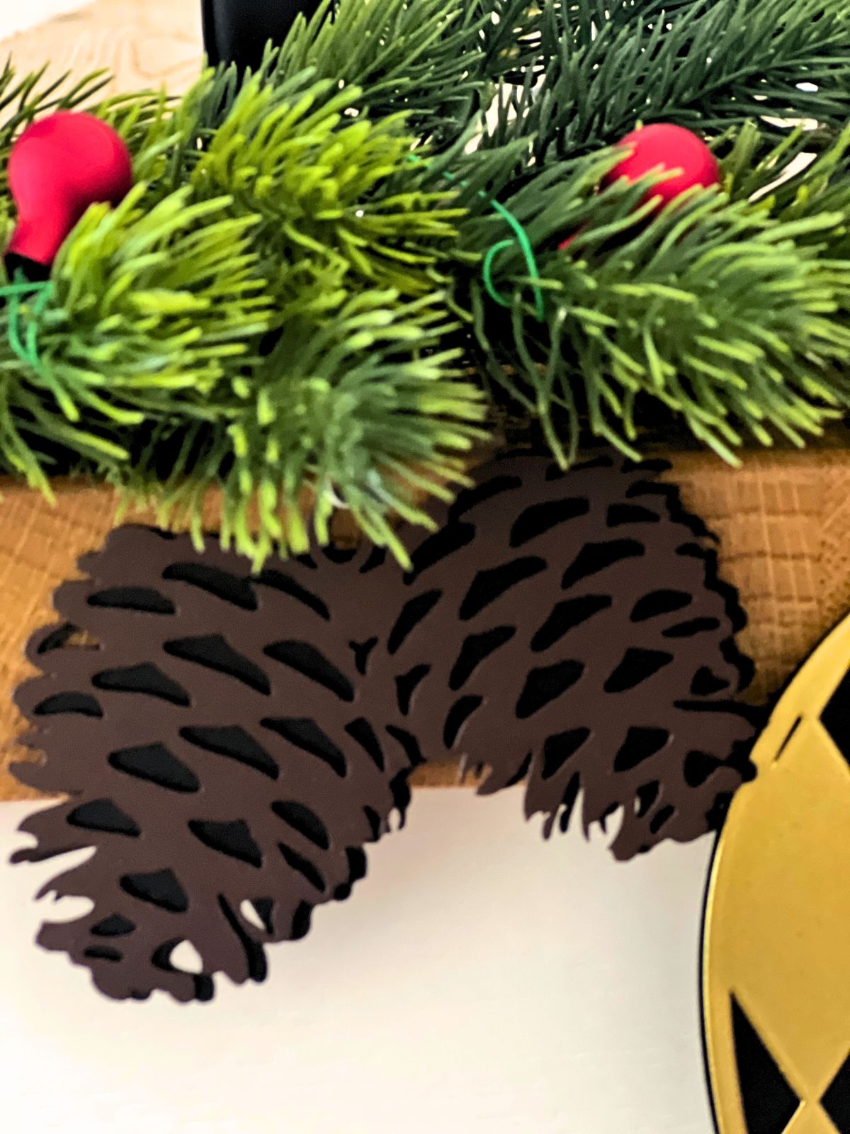 bombka-ozdobna-w-ksztalcie-dwoch-szyszek