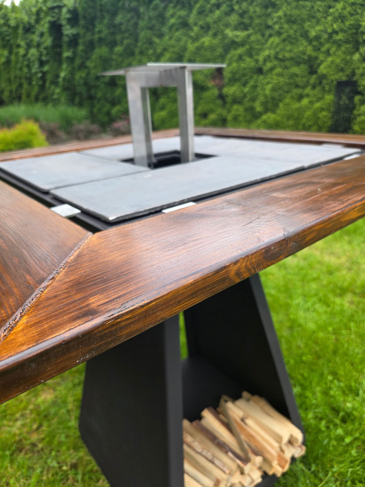 grill-ogrodowy-z-zeliwnym-rusztem