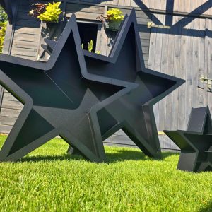 zdjęcie przedstawia gwiazdy bożonarodzeniowe, które można postawić zarówno w domu jak i ogrodzie. Gwiazdy stoją na dwóch ramionach.