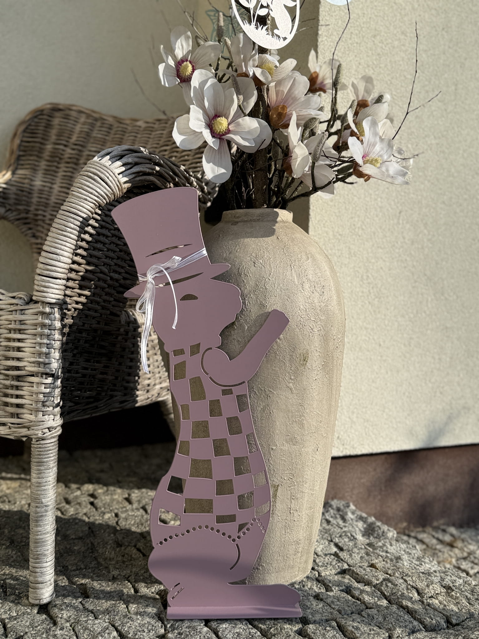 Ozdobny zając domowy z kokardką