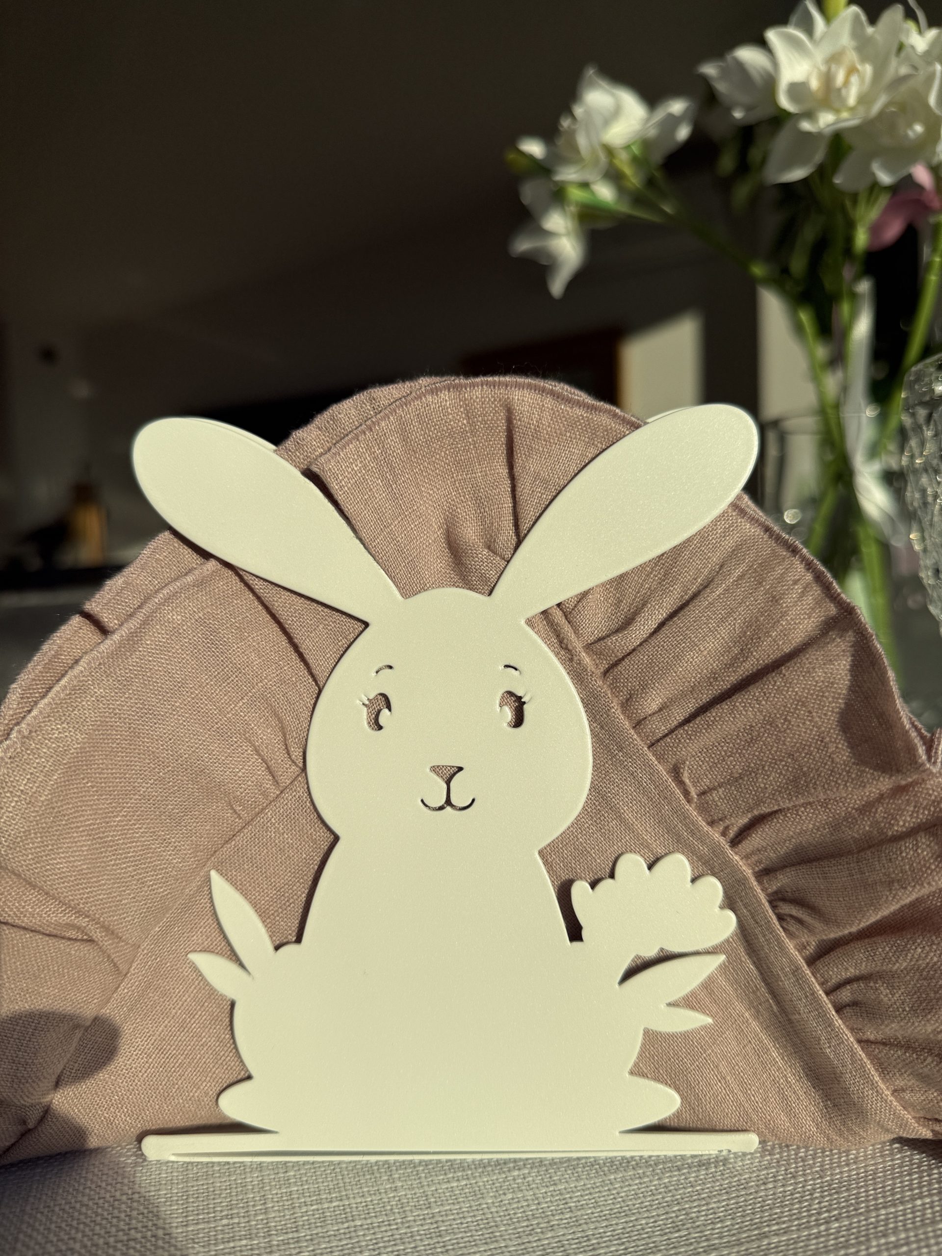 Króliczek na biurko do pokoju dziecięcego