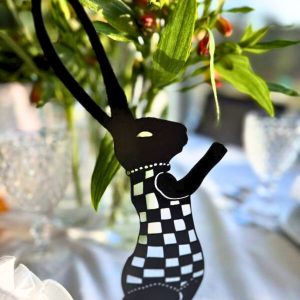 Zajączek Wielkanocy - symbol świąt, pomalowany na czarno z ażurowym wzorem w kratkę