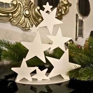 Gwiazdki ułożone są w taki sposób, że tworzą kształt choinki.