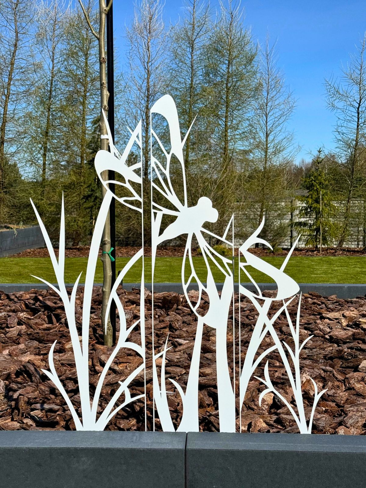 wbijane-metalowe-wazki-do-ogrodu