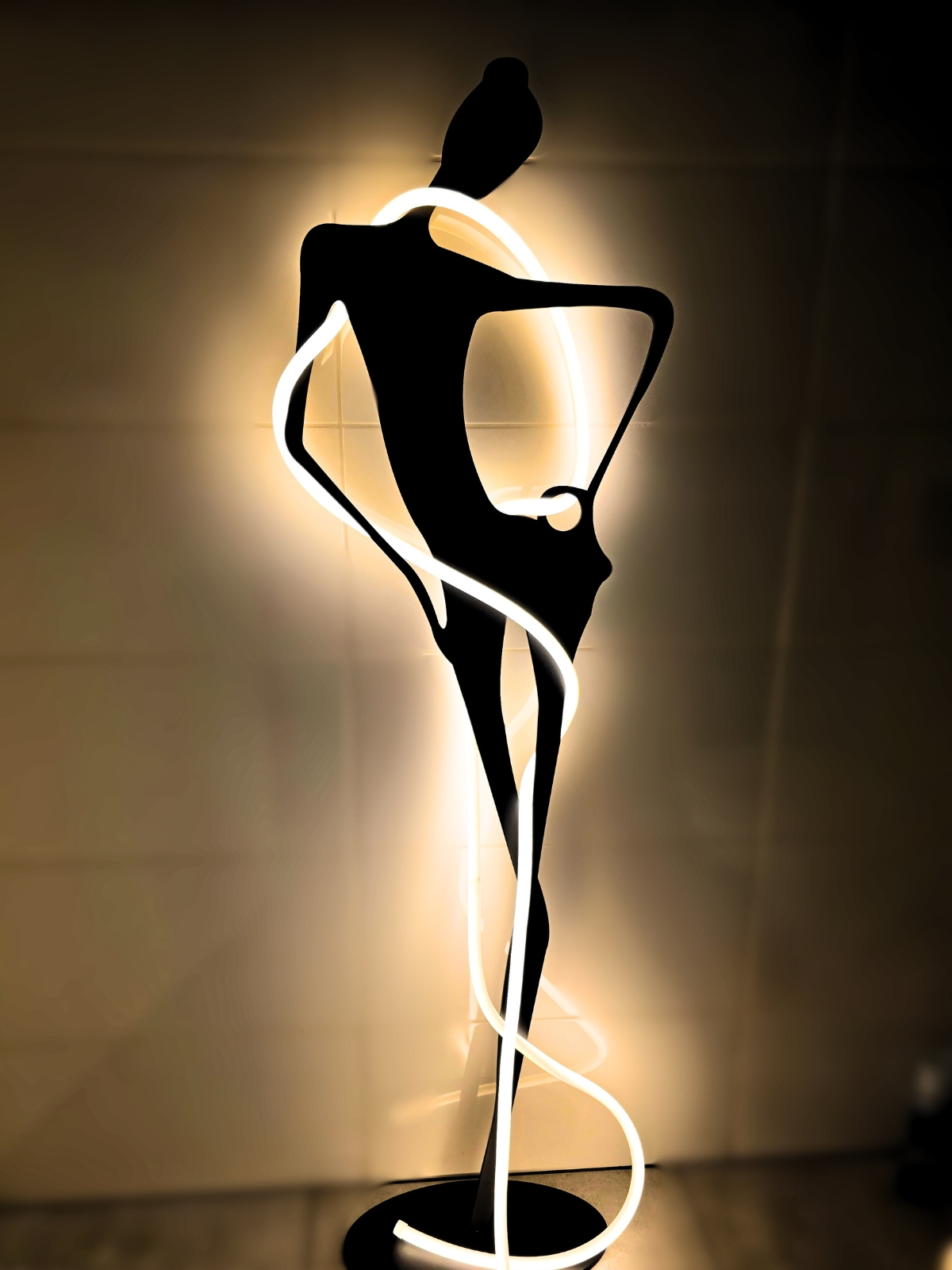 rzezba-kobiety-na-podstawie-z-led-360-stopni