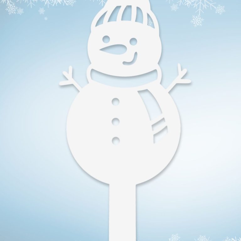 Zdjęcie przedstawia wycietego laserowo bałwanka na boże narodzenie na wklejonym niebieskim tle ze śnieżynkami.