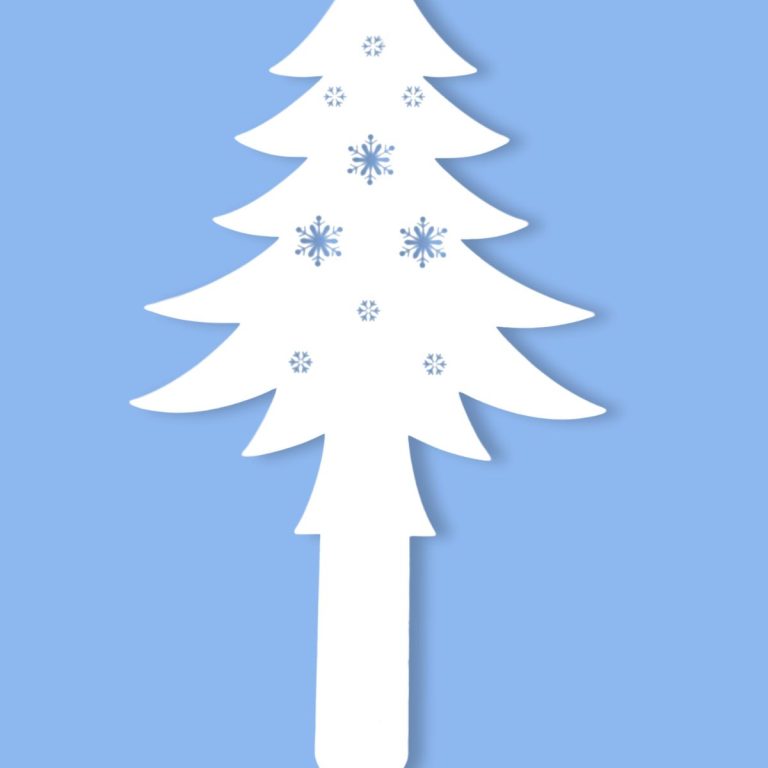 Zdjęcie przedstwia wycięty kształt choinki wraz ze szpikulcem do wbicia. Wklejona jest na błękitne tło, żeby lepiej było widać kształt ozdoby.