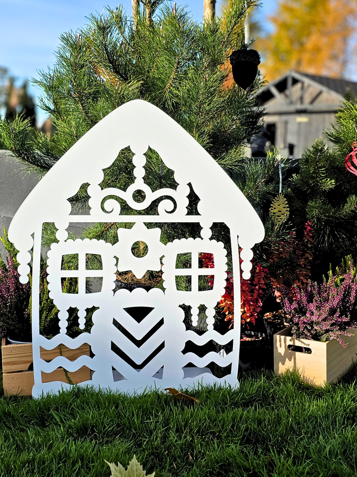 domek-z-piernika-dekoracja-swiateczna-do-ogrodu