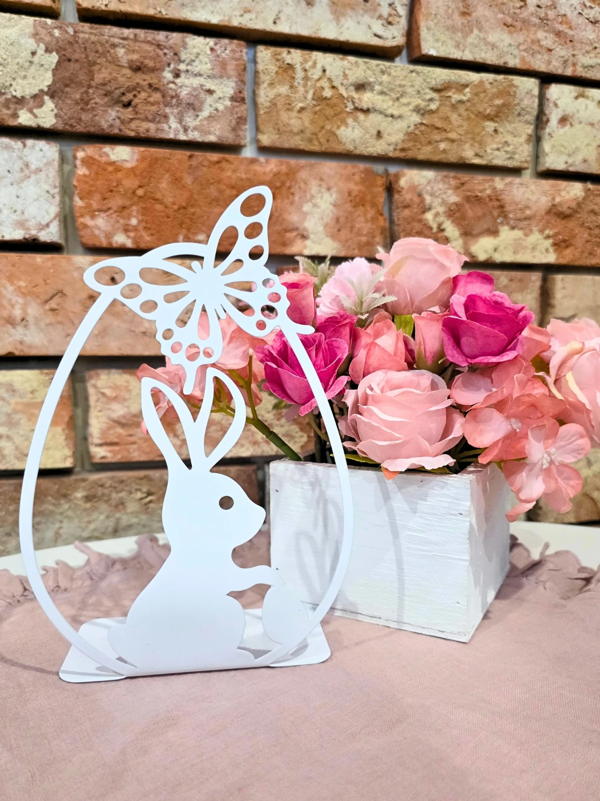 wielkanocna-figurka-do-domu-w-ksztalcie-zajaczka-z-pisanka