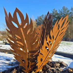 Metalowe pióro ogrodowe z cortenu to efektowna dekoracja, która dzięki rdzawemu, celowemu wykończeniu i dużemu rozmiarowi przyciąga wzrok i nadaje ogrodowi wyjątkowy charakter. Trwała stal corten oraz prosty montaż sprawiają, że pióro doskonale prezentuje się zarówno w dzień, jak i po podświetleniu nocą.