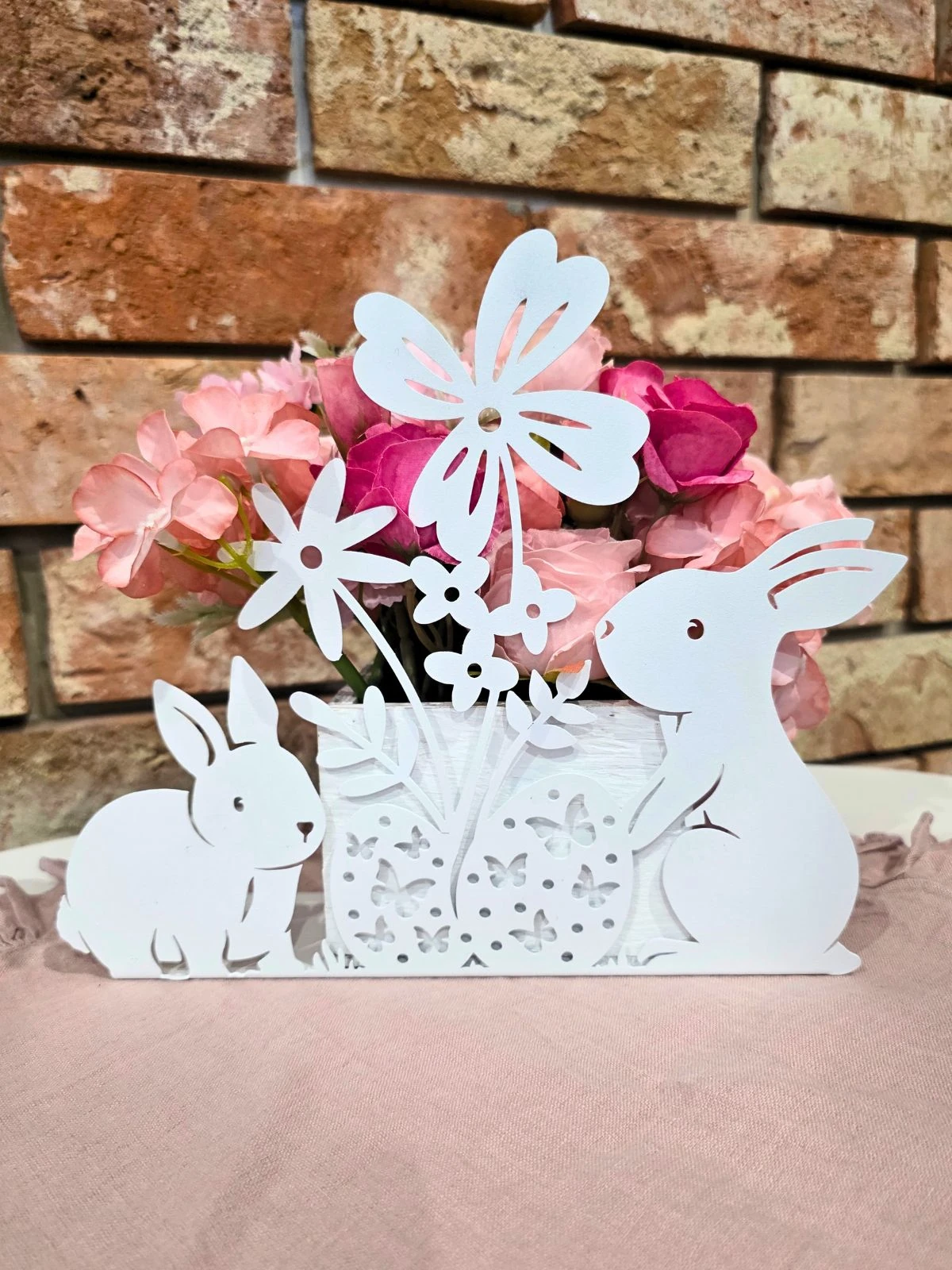 figurka-wielkanocna-do-domu-z-zajacami-i-pisankami