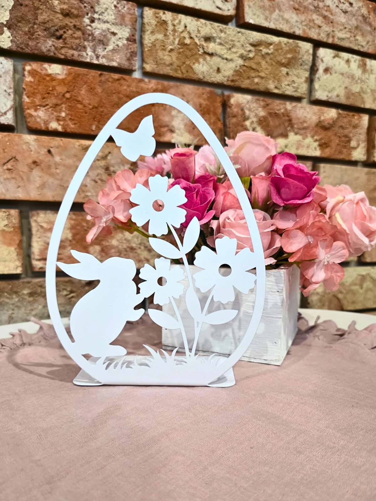 pisanka-na-wielkanoc-z-kwiatami-i-zajaczkiem