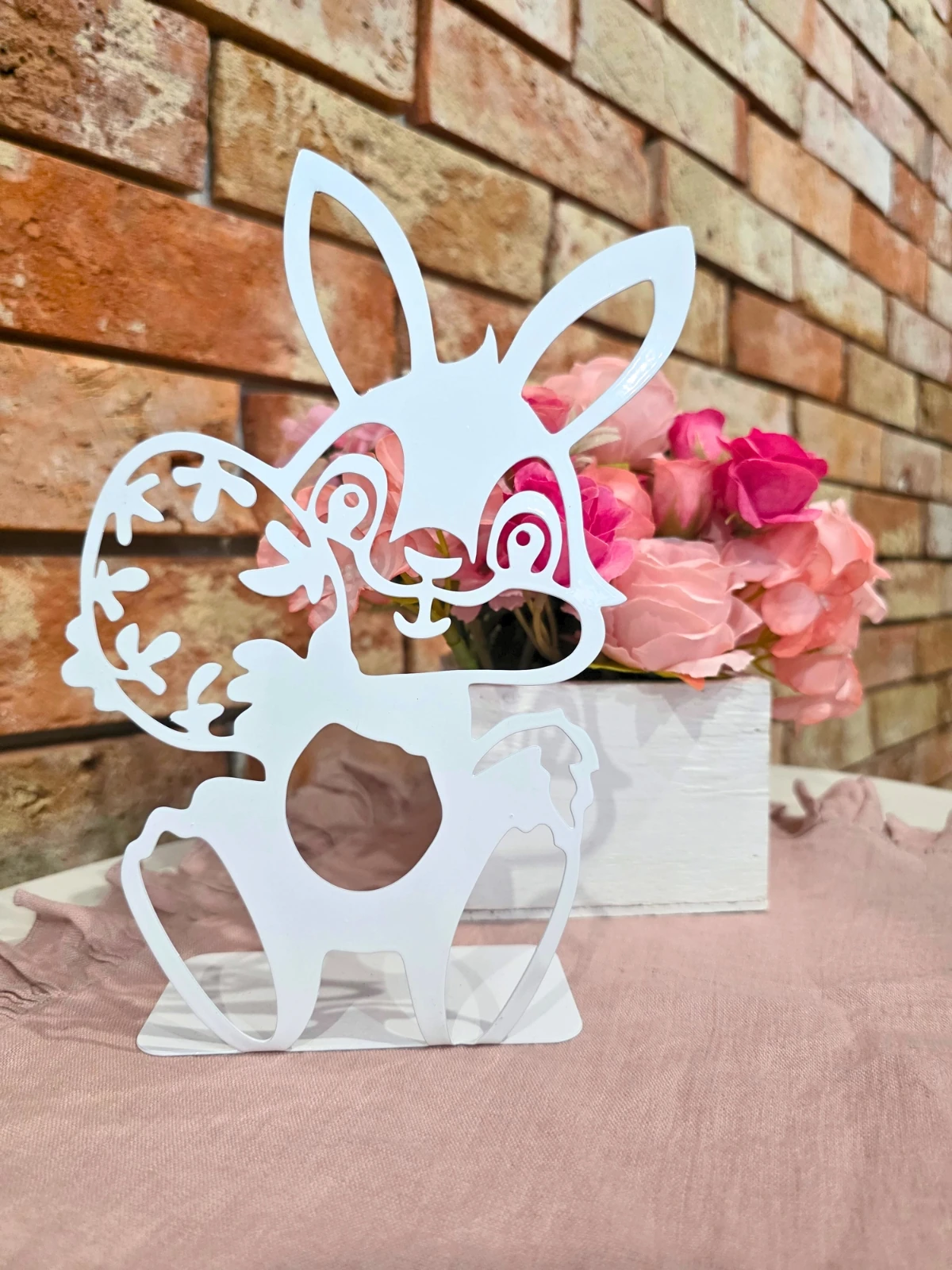 zajac-wielkanocny-z-pisanka