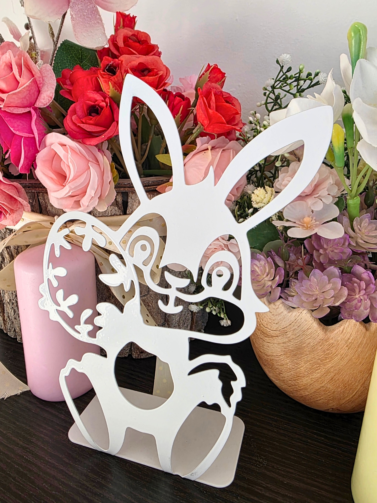 Zając wielkanocny z pisanką - dekoracja do domu.