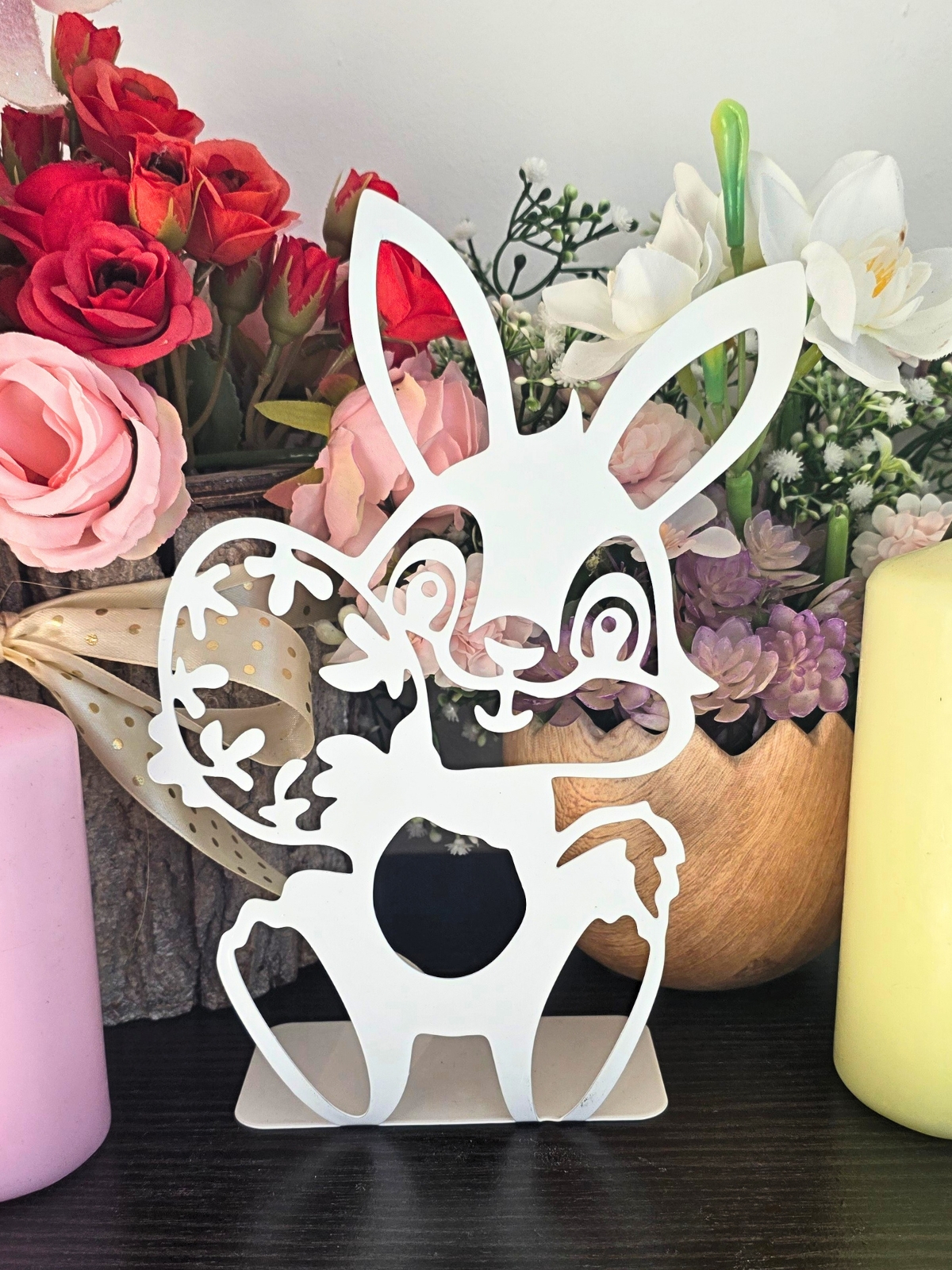 Zając wielkanocny z pisanką - dekoracja do domu.