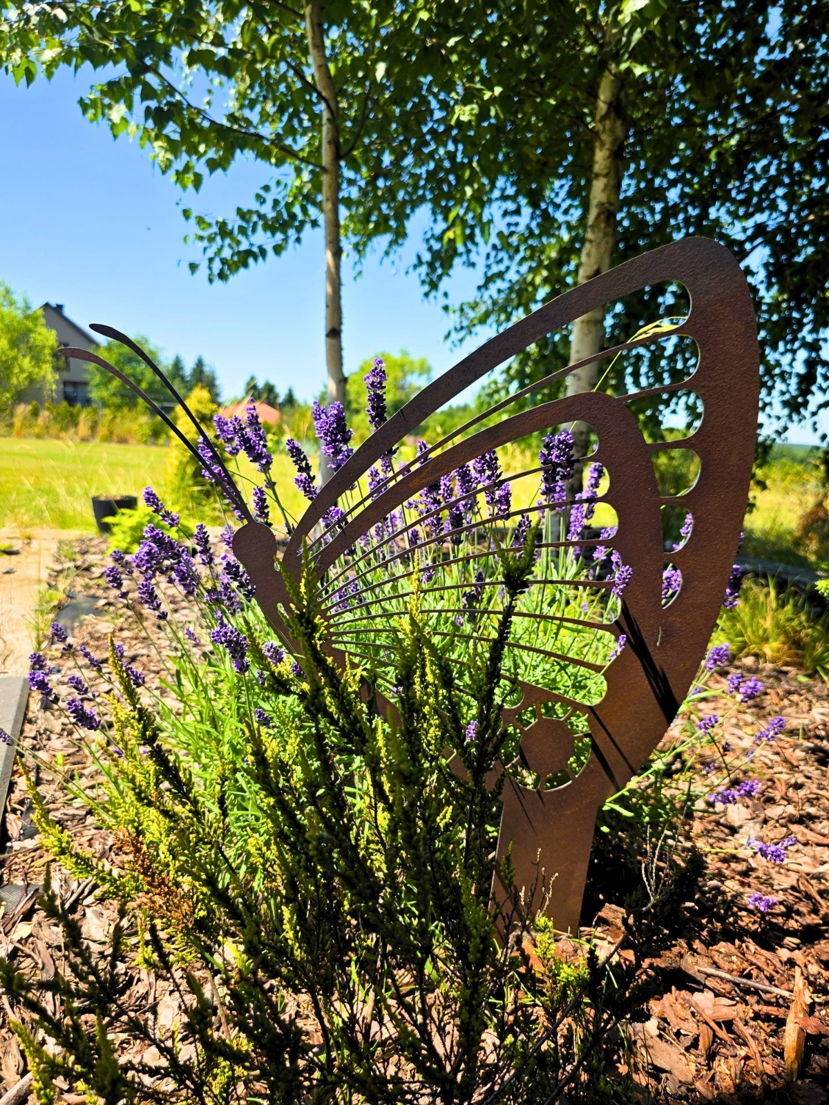 motyl-z-cortenu-wyjatkowa-dekoracja-do-ogrodu
