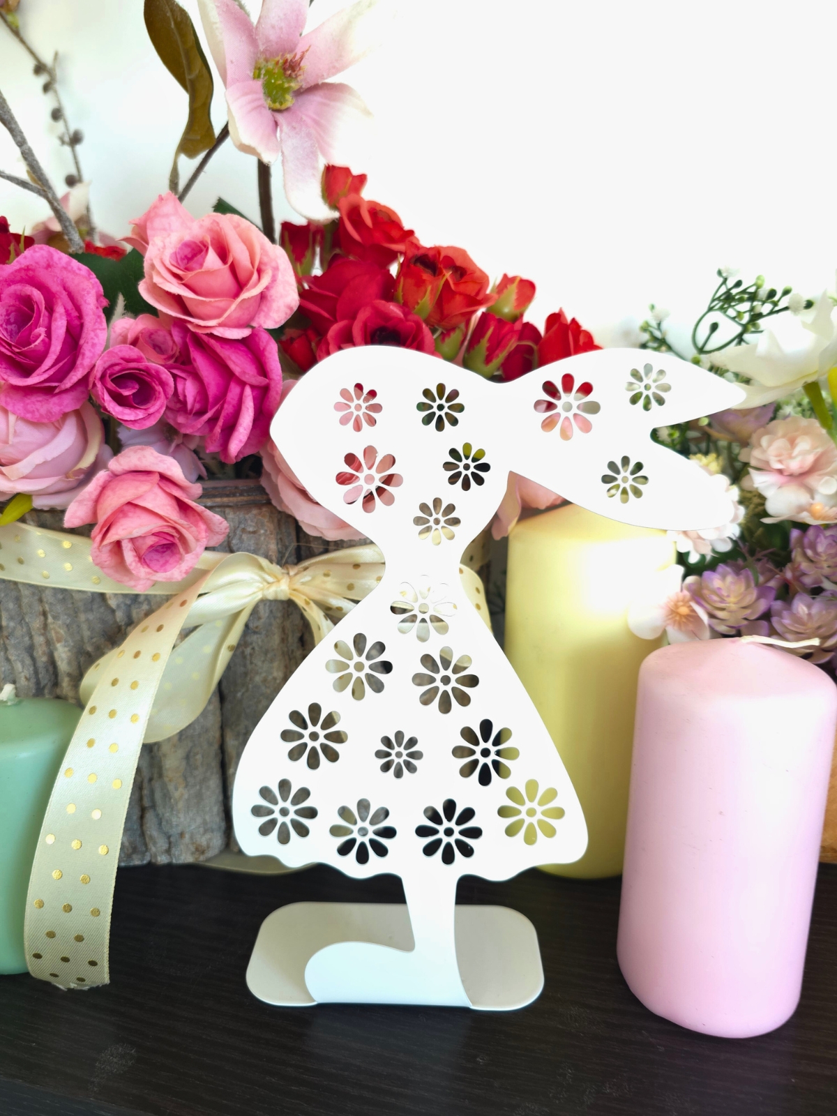 Zając wielkanocny w kwiaty będący częścią Wielkanocnej aranżacji.