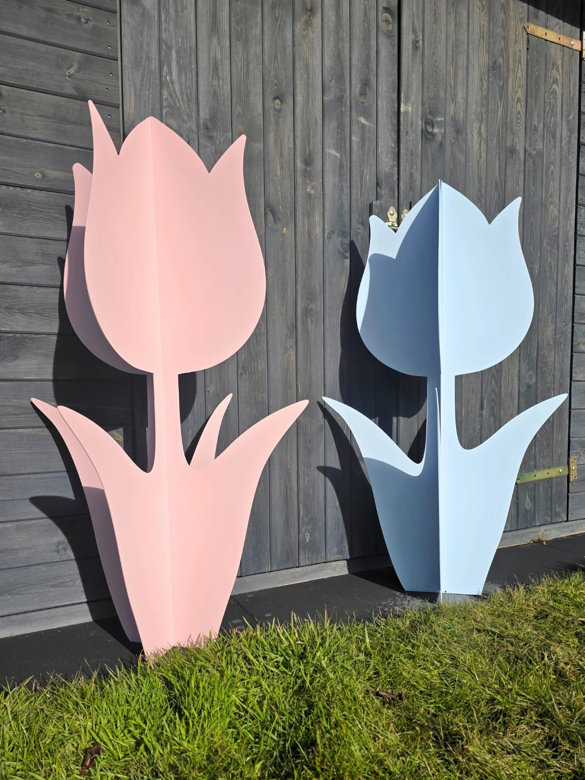 tulipan-duza-wyrozniajaca-sie-figura-do-ogrodu-na-taras-i-do-salonu-o-wysokosci-114-cm